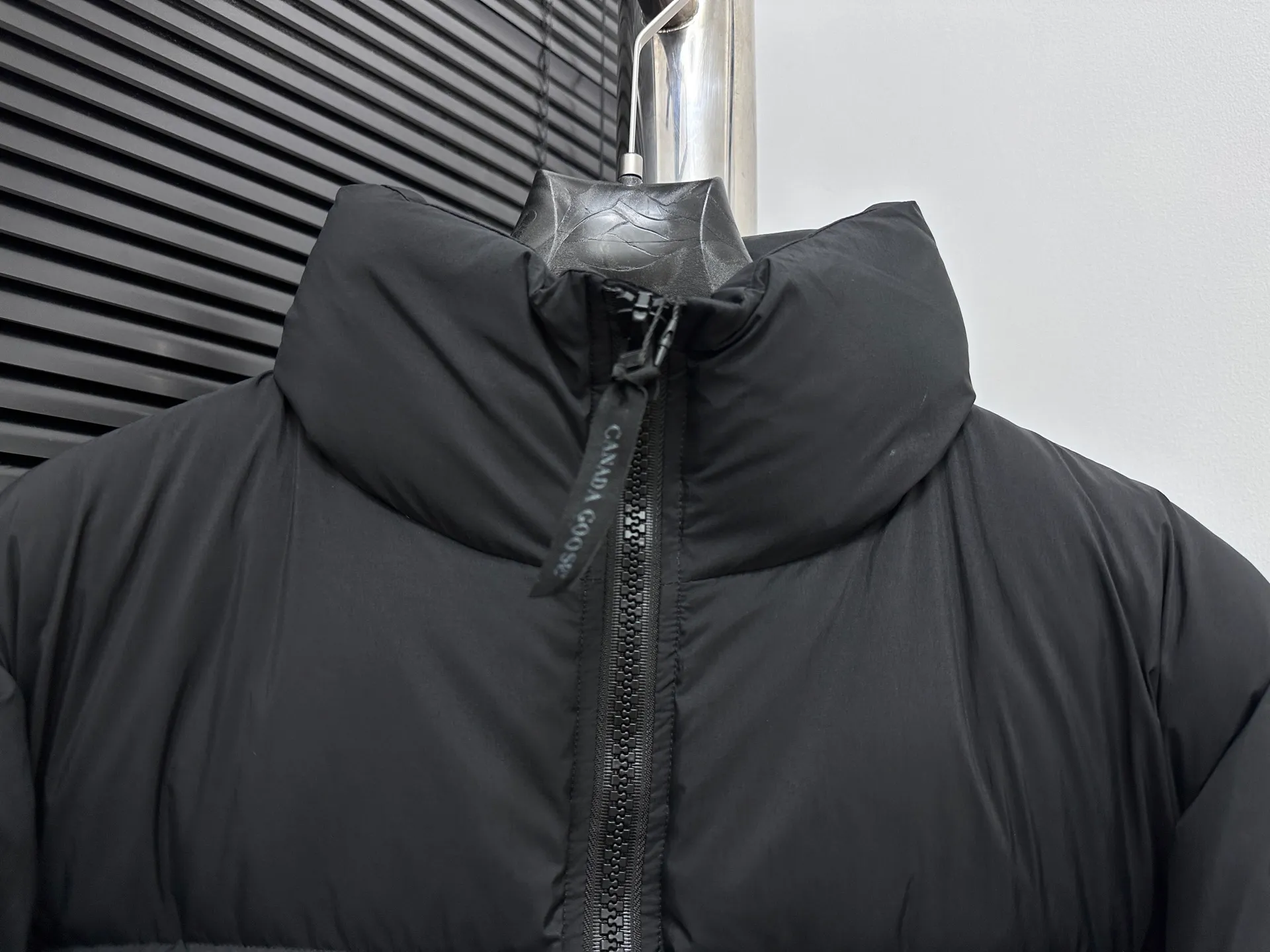 P840 【Canada gooes】Large Goose Sleeve Stand Collar Down Jacket Lawrence down jacket provides basic protection for daily adventures. Delicately soft fabric, this is a water-repellent fabric that is soft to the touch yet durable. Filled with extremely fluffy white duck down. This piece has a quilted body and structured down. Padded collar and reflective double-stripe grip tape. Extended hem and tucked-in inner rib-knit cuffs. Size: XS-2XL